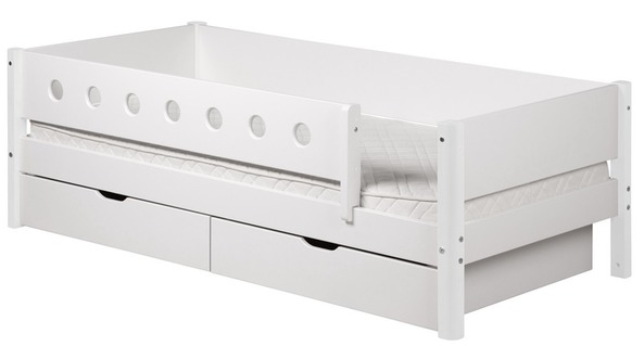 Białe łóżko dziecięce z poręczami zabezpieczającymi i szufladami